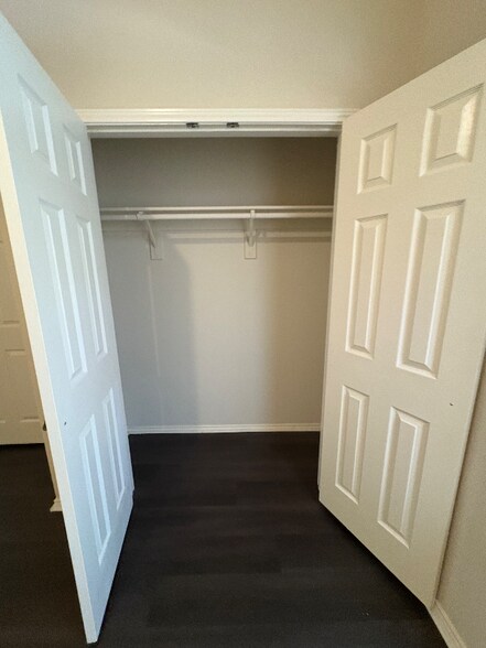 Building Photo - 400 Angler Dr