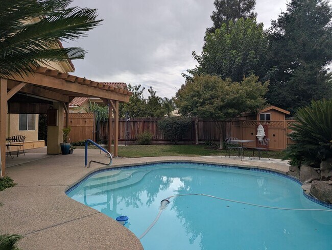 Building Photo - Wonderful 4 bedroom home in Clovis offering a pool, spa, 3 car garage, potential RV and or boat s...