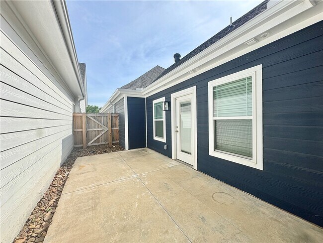 Building Photo - 1013 NE Hts Ln