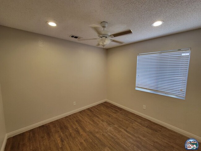 Building Photo - 861 W Legion Rd