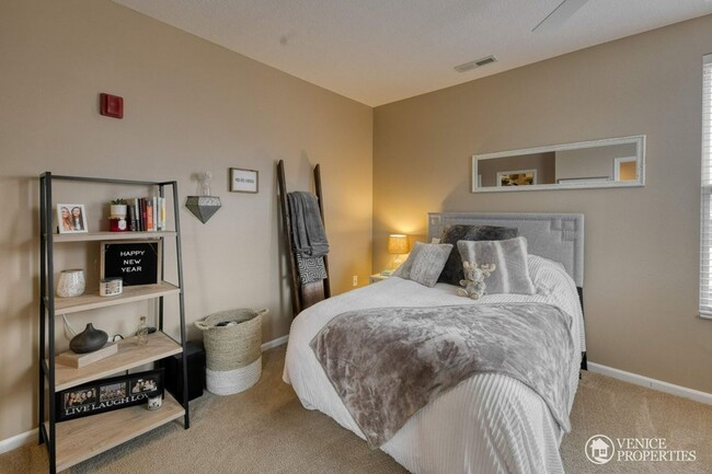 Building Photo - Three Bedroom with garage near Grandview