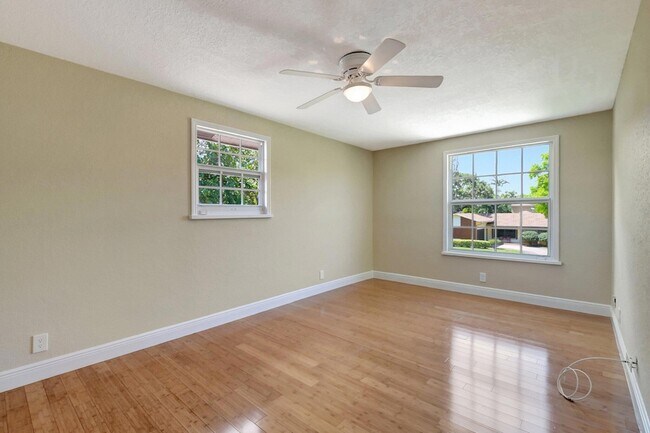 Building Photo - 4610 Pine Tree Dr