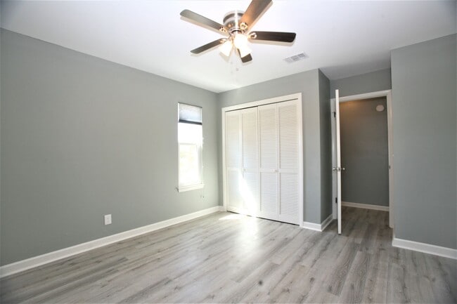 Building Photo - Beautifully updated 1 bedroom apartment within walking distance to the beach!