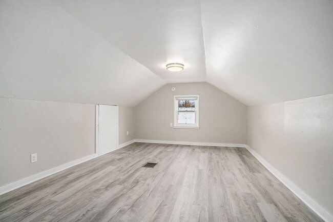 Building Photo - New Remodeled 3bed 1 bath home in Kalamazoo! Ask about our Deposit Free Leasing!!