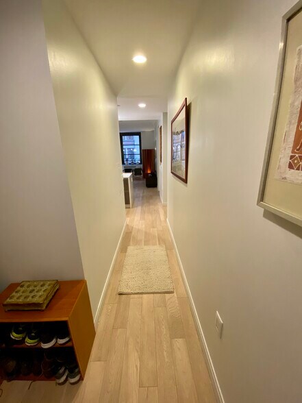 Foyer and hallway allowing for extra provacy - 160 1st St