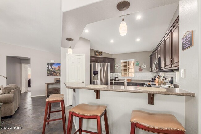 Building Photo - 2560 W Canyon Way