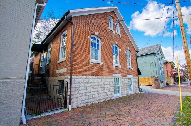 Building Photo - 647 S 3rd St