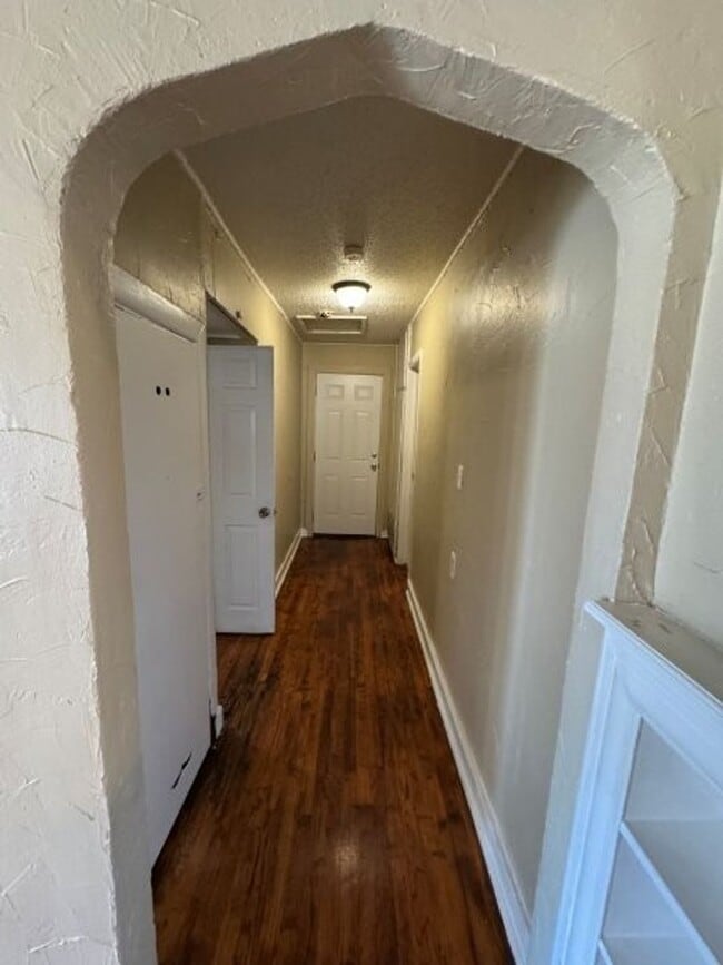 Building Photo - 3 bed 2 bath 1 car carport, new paint, wood floors, ready for move in!