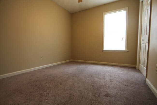 Building Photo - Duplex on Halal Court!