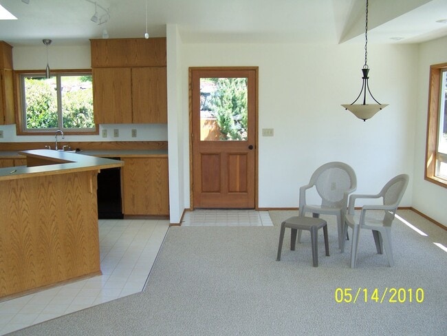 Building Photo - Spacious Home in Beautiful Neighborhood!