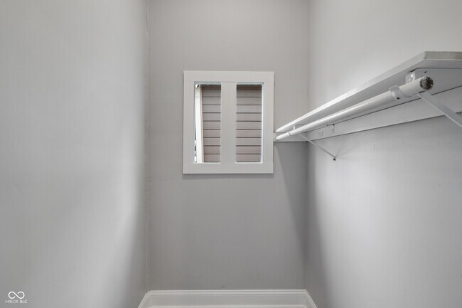 Building Photo - 2224 N Kenwood Ave
