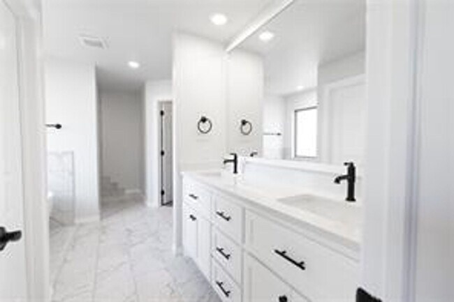 Building Photo - Brand New! 4 bedroom 3 bath home in Edmond...