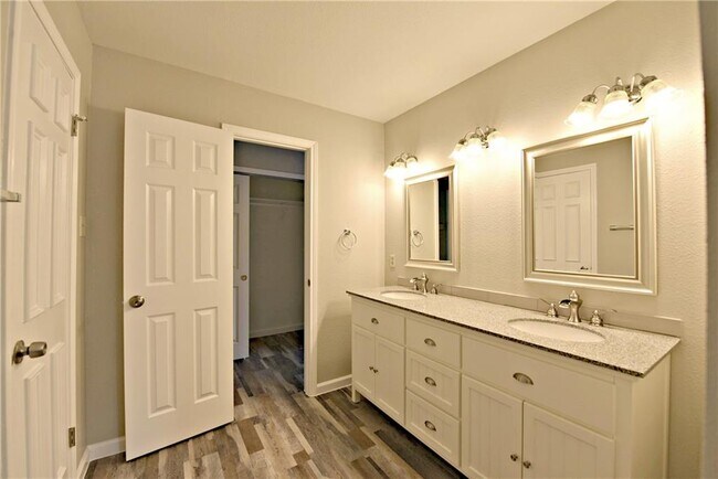Building Photo - 13003 Sinton Ln