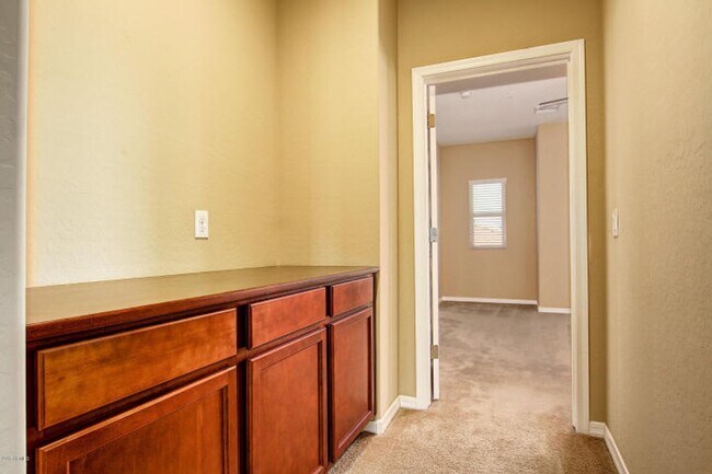 Building Photo - 3 BDRM W/DEN TOWNHOUSE IN PHX