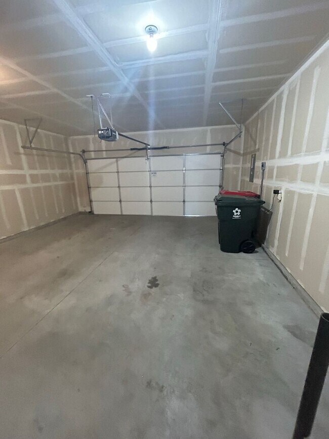 Building Photo - 3 Bedroom plus Loft For Rent! Victory Sout...