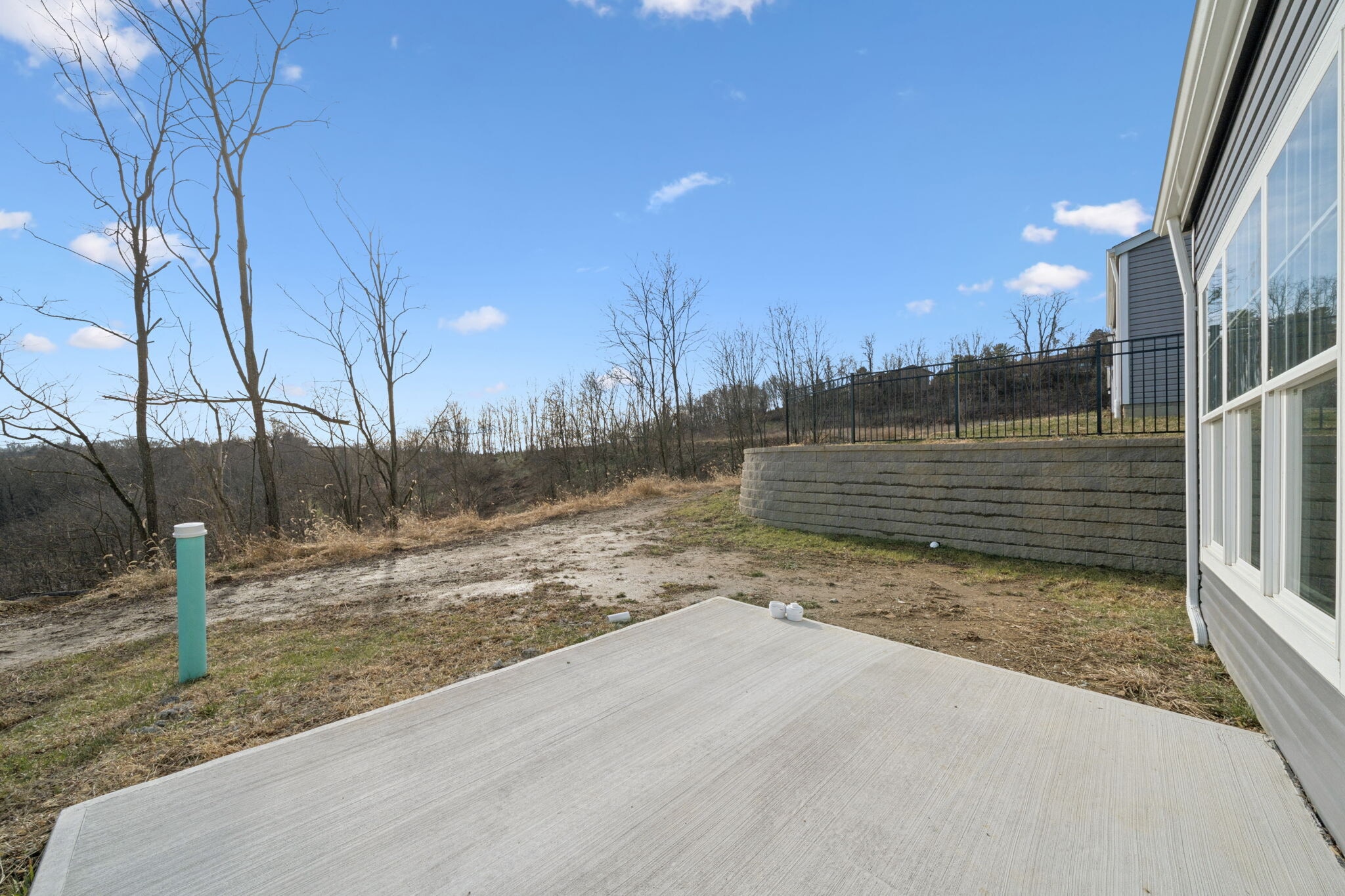 Building Photo - 2215 Lebanon Dr