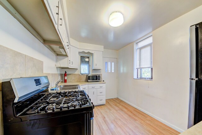 Building Photo - 86 Estella Ave