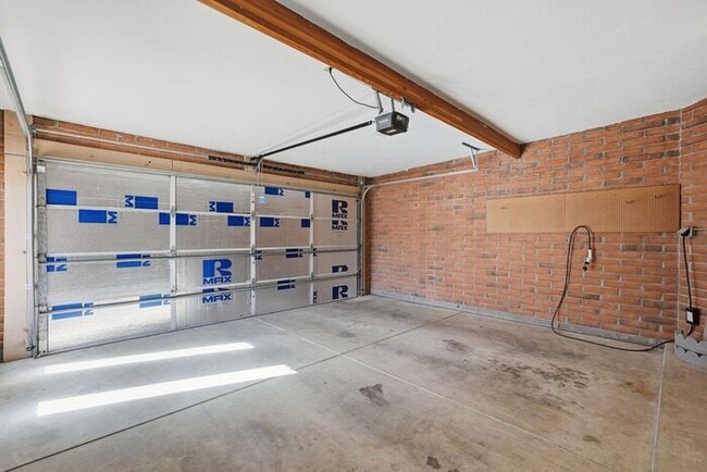 Building Photo - 770 N Lazy J Wy