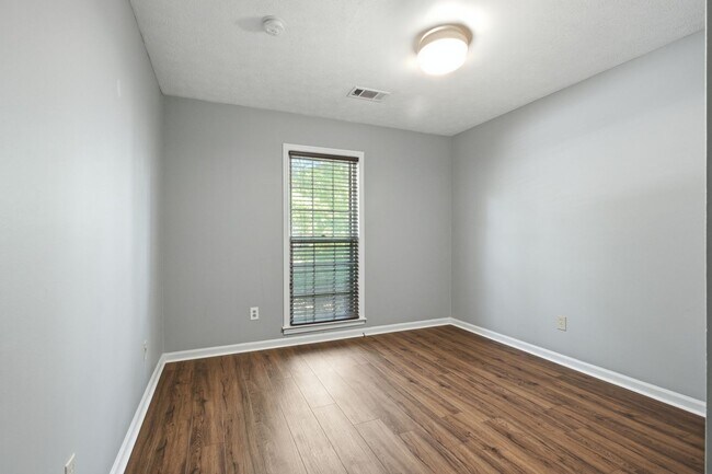 Building Photo - FOR RENT in NORTH COLUMBUS! Available NOW!