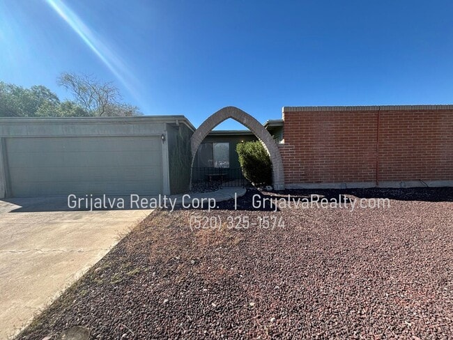 Primary Photo - Large Eastside 4 Bedroom, 2 Bath House for Rent (Tanque Verde/Pantano)