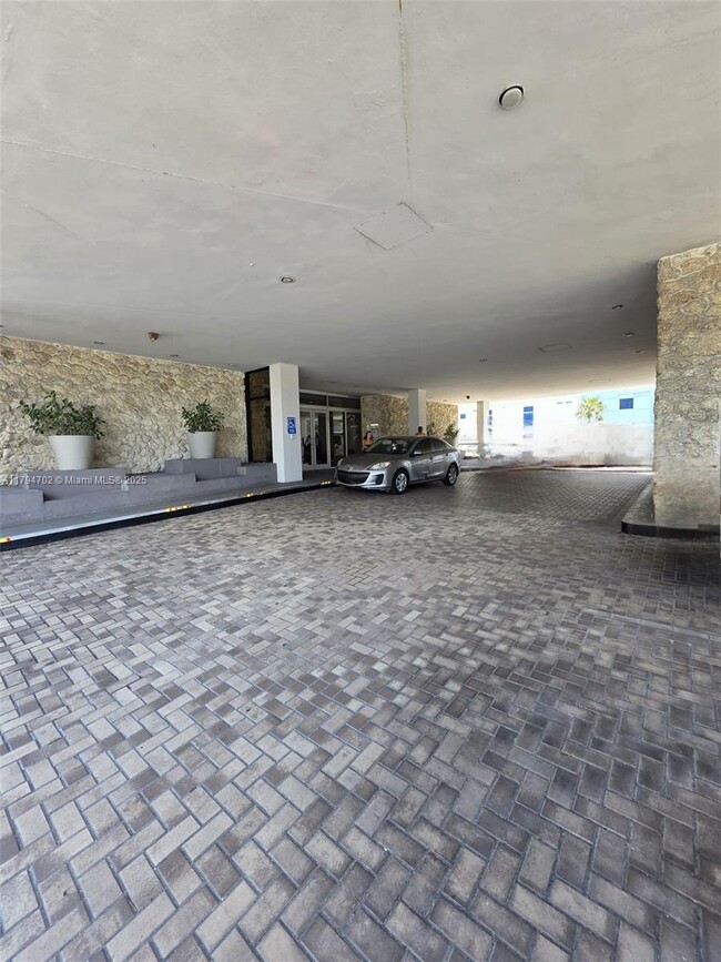 Building Photo - 9225 Collins Ave