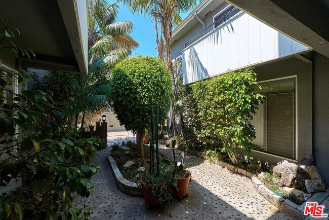 Building Photo - 742 S Plymouth Blvd