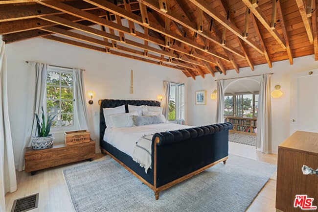 Building Photo - 6402 Ivarene Ave