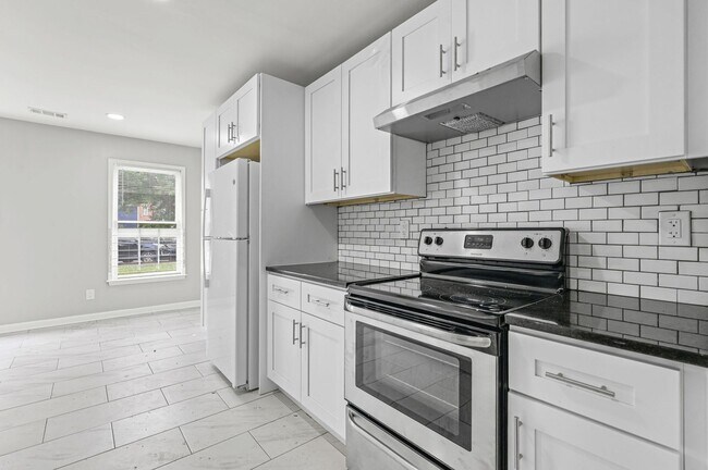 Building Photo - 8066 Woodlake Dr
