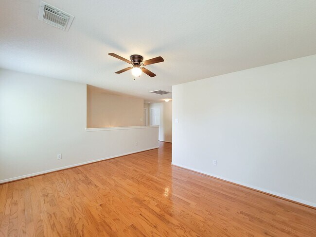Building Photo - Well-Maintained Home with Spacious Layout ...