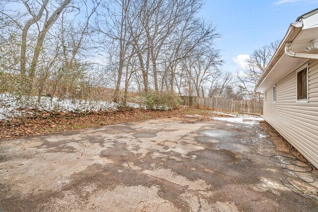 Building Photo - 411 Cherokee Heights Dr
