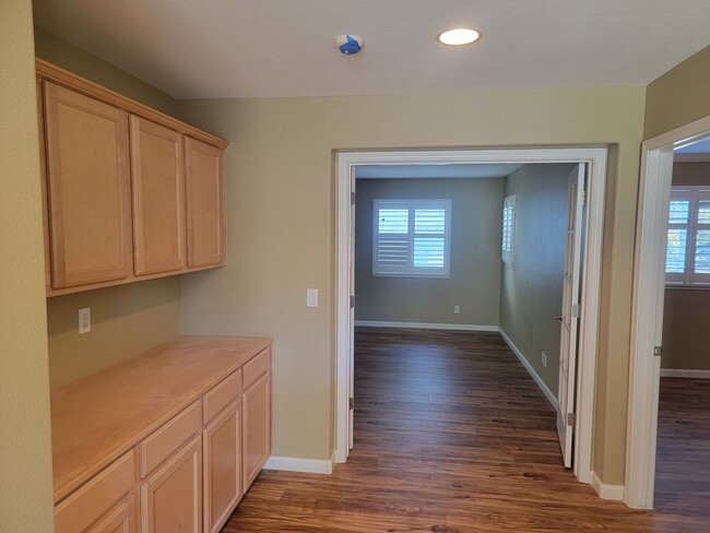 Building Photo - Gorgeous 4 bedroom 2.5 bath with large bon...