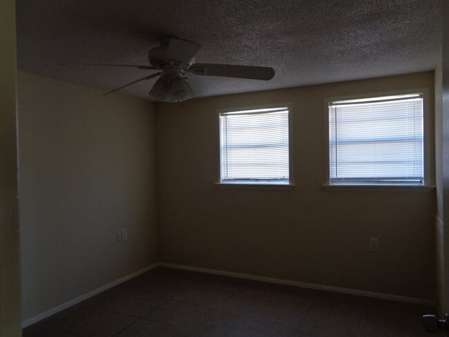 Building Photo - Nice updated unit on the north end of the Island