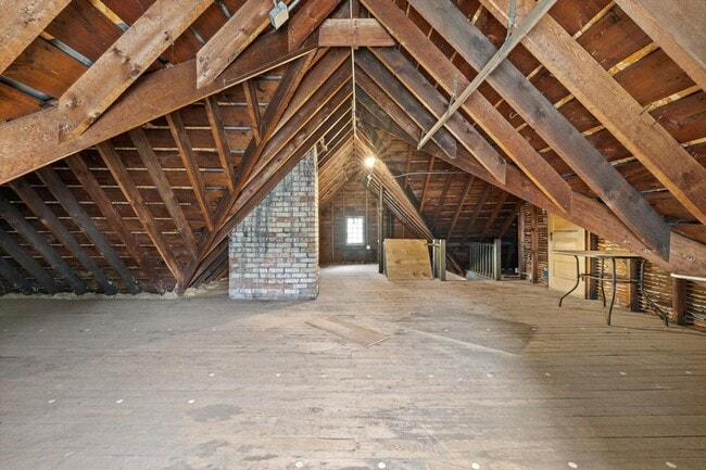 Building Photo - Updated 4 Bedroom Victorian on College Ave