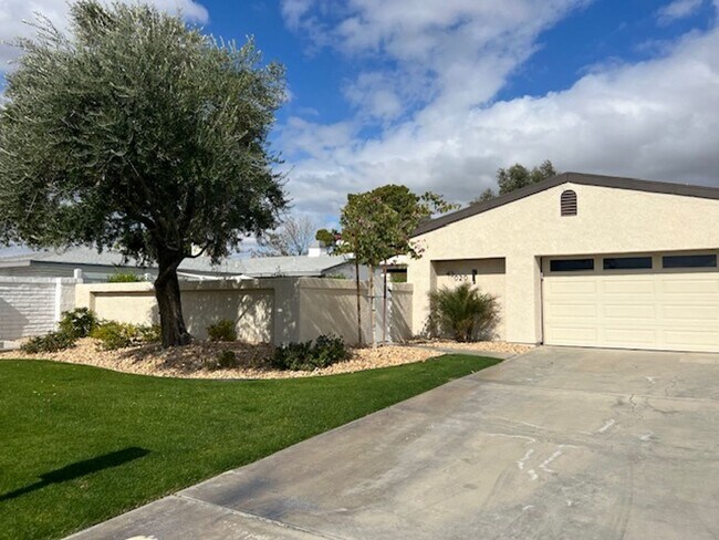 Building Photo - 3 Bedroom Pool Home on Golf Course