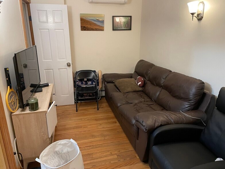 Building Photo - 48 Garden St