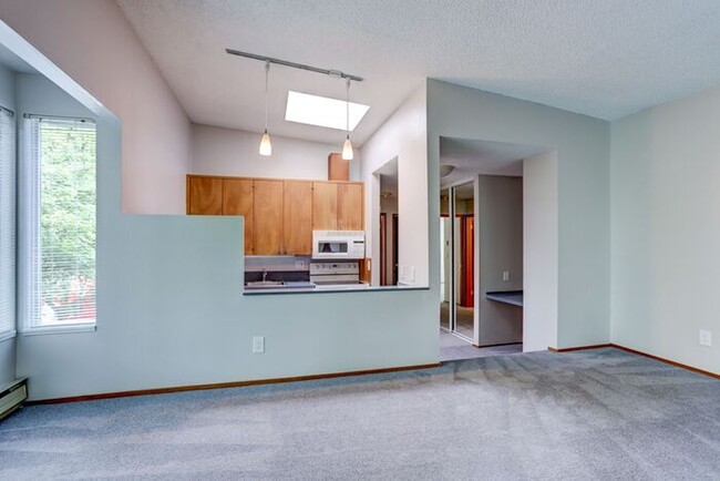 Building Photo - HUGE 1bed/1bath Downtown Living Available ...