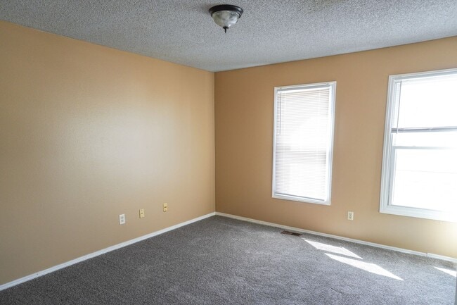 Building Photo - 3 Bed 2 Ba Condo w Garage - East Wichita