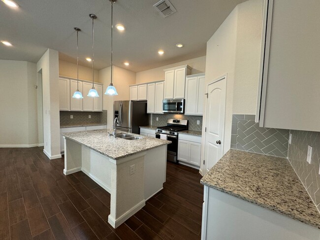 Building Photo - Stunning Rental Home in Gated Wortham Oaks...