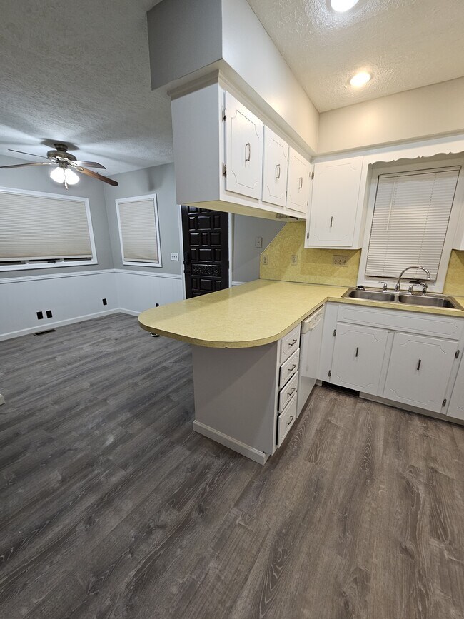 Building Photo - 5604 S 79th St