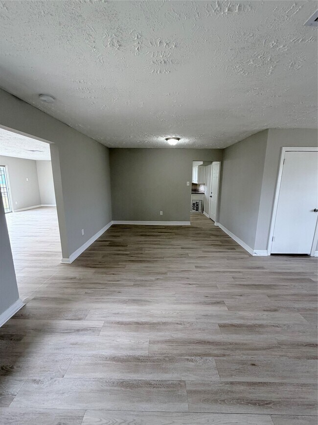 Building Photo - 5902 Willow Glen Dr