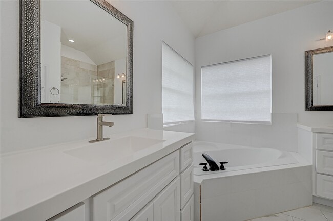 Building Photo - 3322 E Cedar Hollow Dr