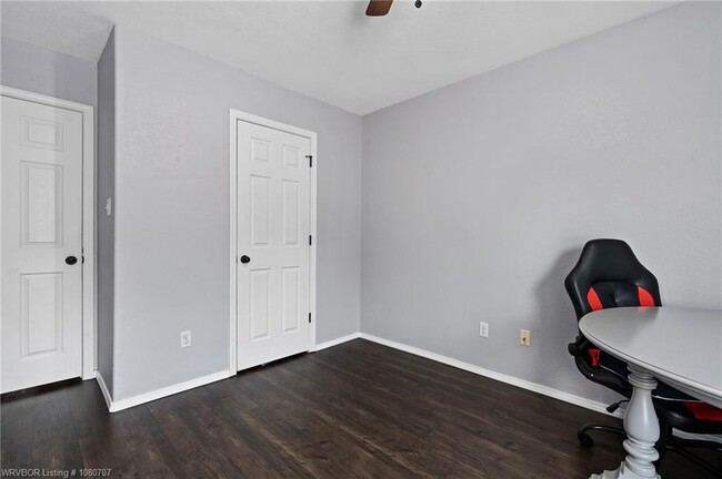 Building Photo - 2409 Crestview Ln