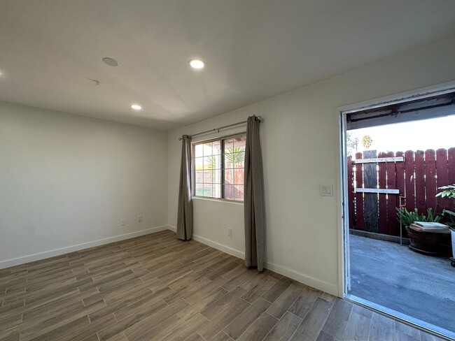 Building Photo - Huntington Beach 3 Bed 3 Bath Apartment