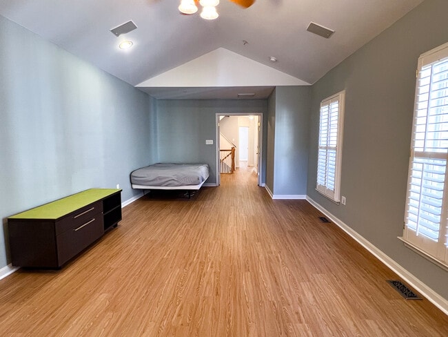 Building Photo - 557 Longhorn Crescent