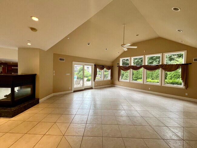 Building Photo - 32 Topland Rd