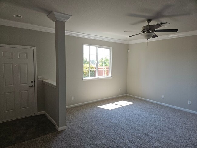 Building Photo - 4 BED 2.5 BATH WITH LARGE BONUS ROOM & GARAGE