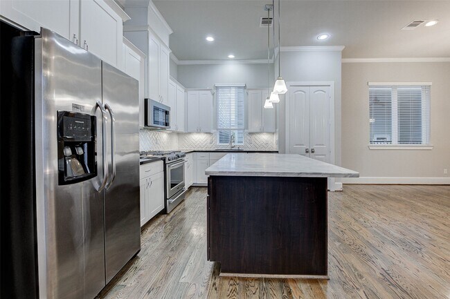 Building Photo - 253 W 27th St