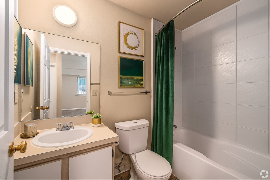 Building Photo - 1326 Holmes Rd