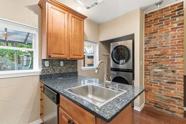 Building Photo - Charming 3 Bedroom/4 Bathroom Detached Home Located In The South Side Flats.  Available Immediately.