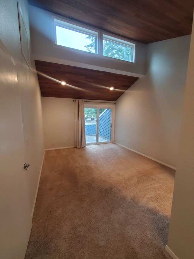 Building Photo - Stunningly Updated Lynnwood Home!